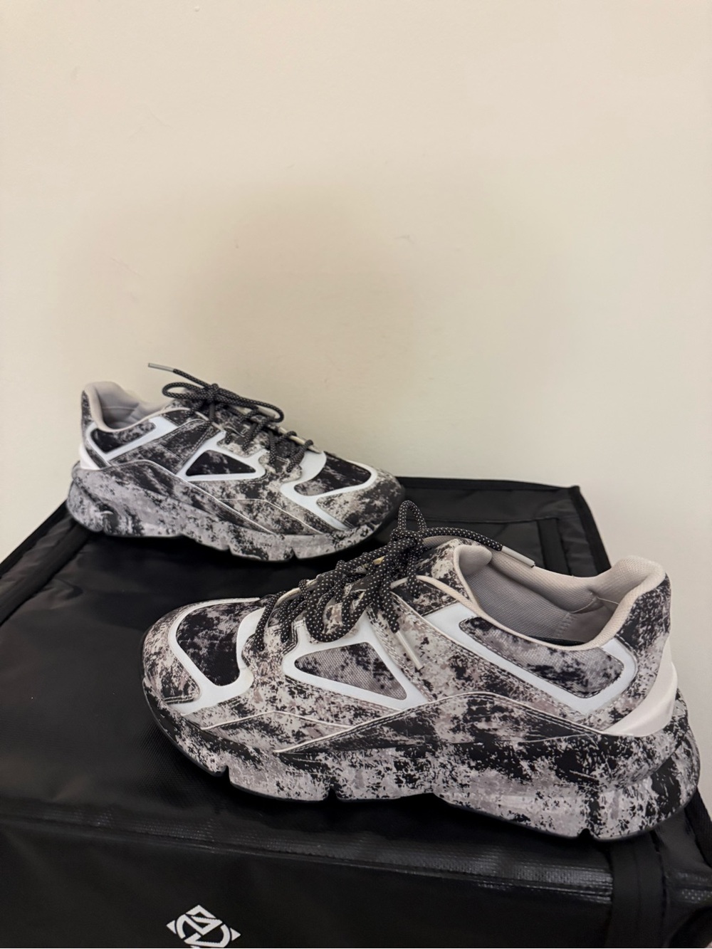 Under Armour Forge 96 Mens Grey
Black Camo Marble Sneakers
3022454-100 Size 11